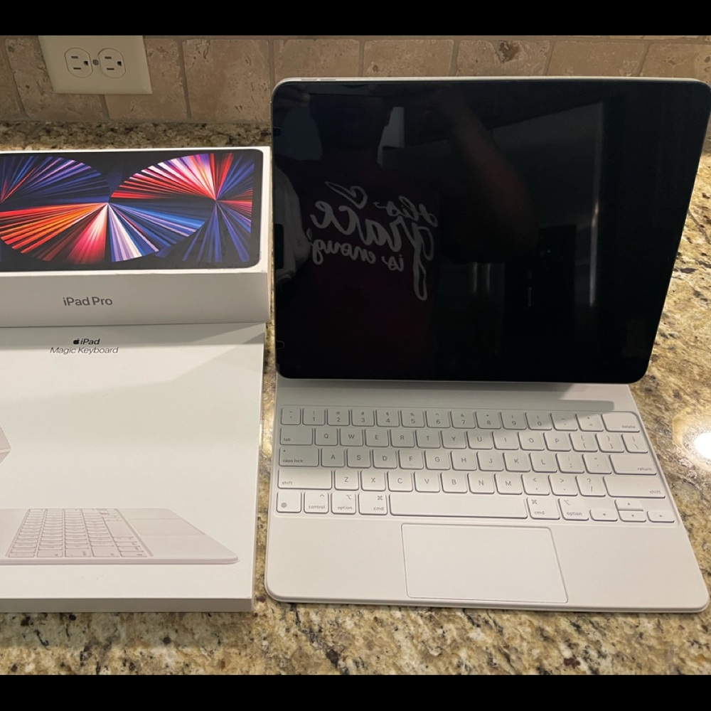 iPad Pro 5th generation 12.9 Wi-Fi 128gb and magic keyboard